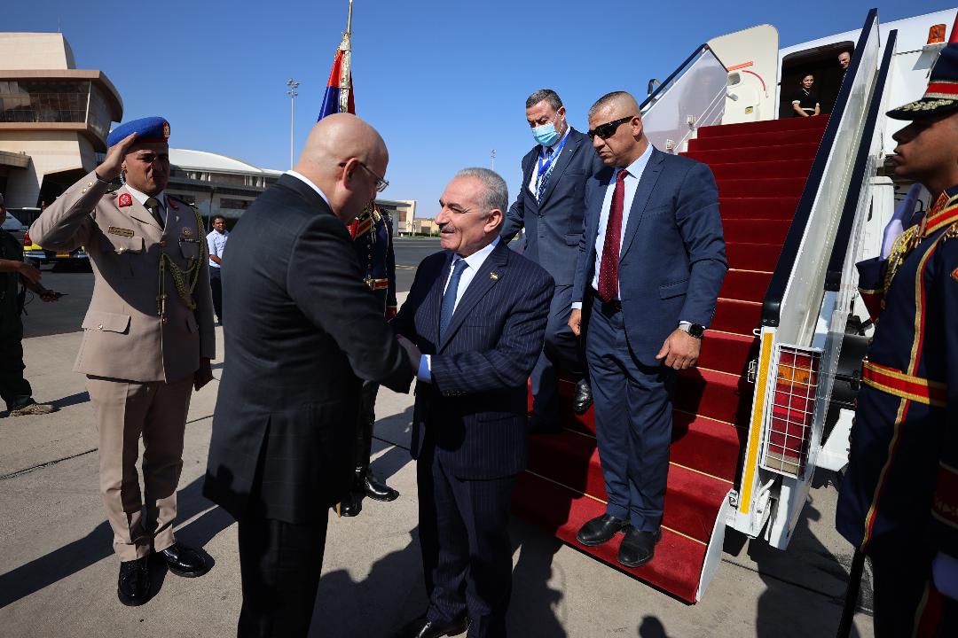 رئيس الوزراء محمد اشتية لدى وصوله مدينة شرم الشيخ